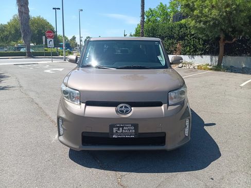 Used 2013 Scion xB FWD image 2