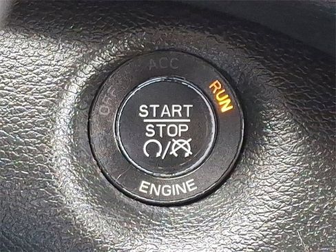 Used 2014 Jeep Cherokee Latitude w/ Comfort/Convenience Group image 25