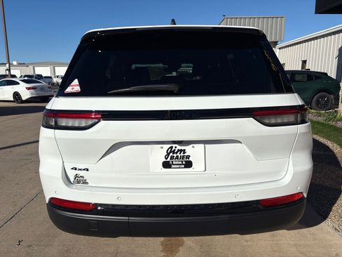 New 2025 Jeep Grand Cherokee Altitude image 10