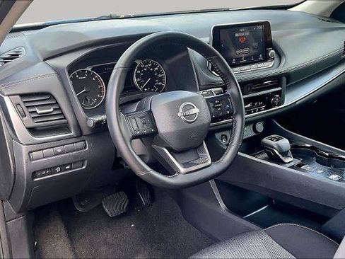 Certified 2025 Nissan Rogue SV FWD image 17