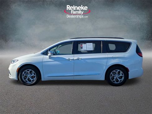 Used 2022 Chrysler Pacifica Limited image 9