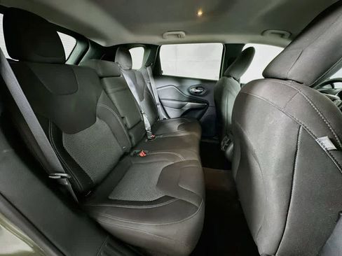 Used 2019 Jeep Cherokee Latitude w/ Popular Appearance Group FWD image 29