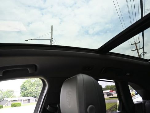 Used 2026 Porsche Macan AWD/4WD image 34
