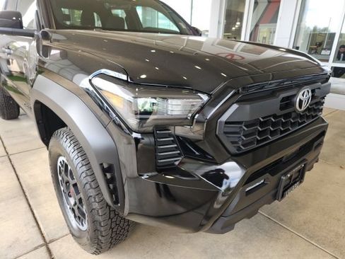 Certified 2025 Toyota Tacoma TRD Off-Road AWD/4WD image 8