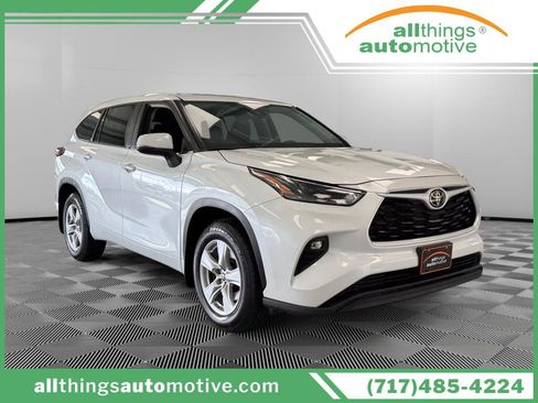 Used 2024 Toyota Highlander LE image 1
