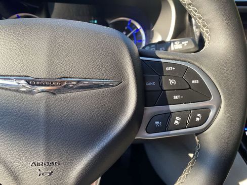 Used 2024 Chrysler Pacifica Limited FWD image 20