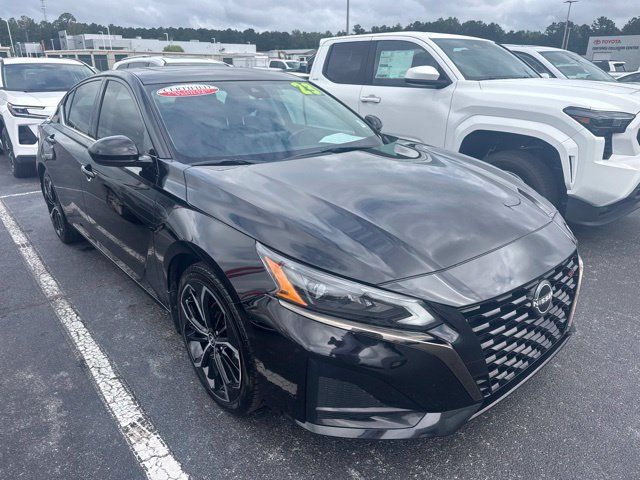Used 2023 Nissan Altima 2.5 SR w/ SR Premium Package FWD image 2