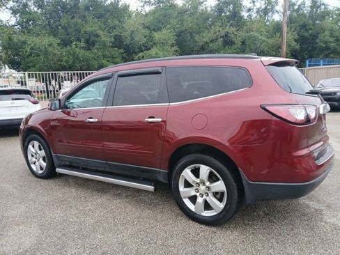 Used 2017 Chevrolet Traverse LT w/ Style and Technology Package FWD image 5