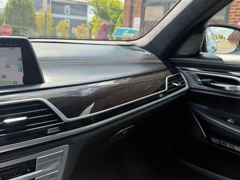 Used 2018 BMW 750i RWD image 39