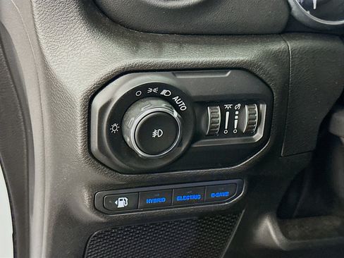 Used 2022 Jeep Wrangler Unlimited Sahara w/ Cold Weather Group AWD/4WD image 17