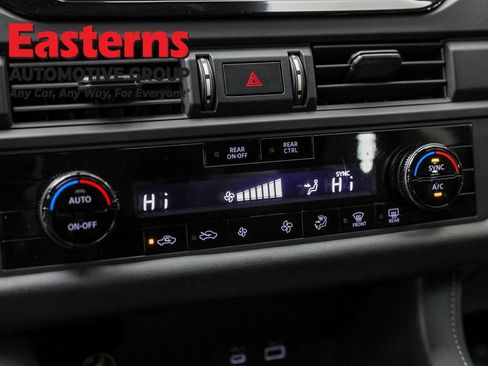 Used 2024 Nissan Pathfinder S image 21