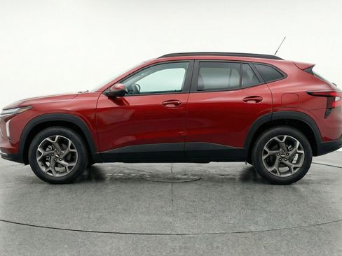 Used 2025 Chevrolet Trax LT w/ LT Convenience Package image 5