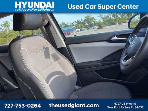 Used 2023 Volkswagen Taos SE w/ Panoramic Sunroof Package FWD image 8