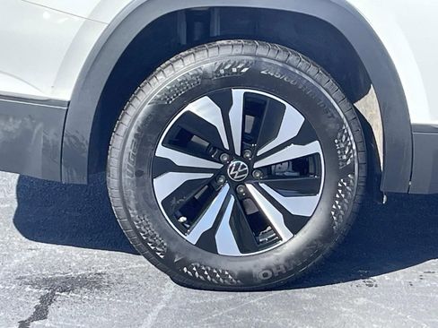 Certified 2025 Volkswagen Atlas SE image 9