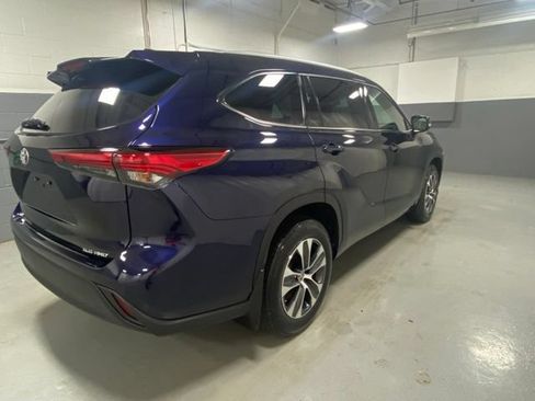 Used 2022 Toyota Highlander XLE AWD/4WD image 3
