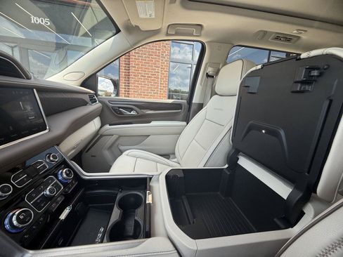 Used 2023 GMC Yukon XL Denali w/ Denali Reserve Package AWD/4WD image 8