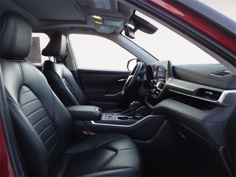 Used 2023 Toyota Highlander XLE image 15