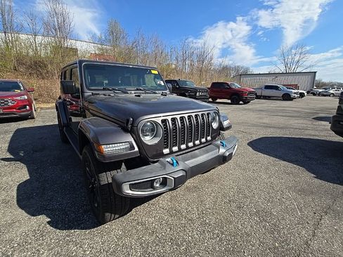 Used 2023 Jeep Wrangler Unlimited Sahara w/ Cold Weather Group image 11