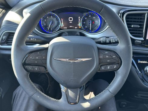 Used 2023 Chrysler Pacifica Touring-L w/ Uconnect Theater Family Group image 19