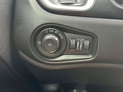 Used 2021 Jeep Renegade Latitude FWD image 21