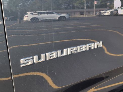 Used 2021 Chevrolet Suburban LT image 9