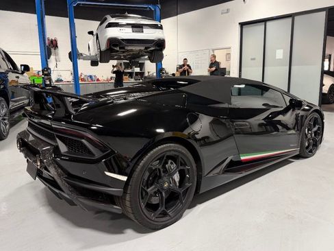 Used 2018 Lamborghini Huracan Performante image 3