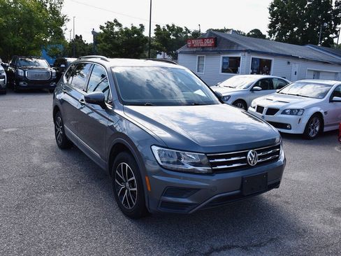 Used 2021 Volkswagen Tiguan SE w/ Panoramic Sunroof Package FWD image 2
