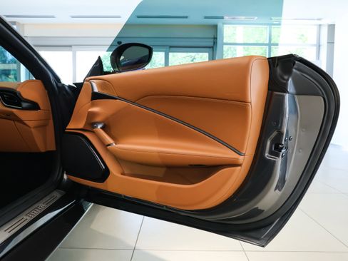 Used 2025 Ferrari Roma Spider RWD image 28