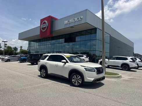 Used 2023 Nissan Pathfinder SL AWD/4WD image 1