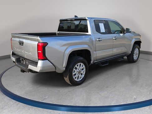 Used 2025 Toyota Tacoma SR5 AWD/4WD image 5