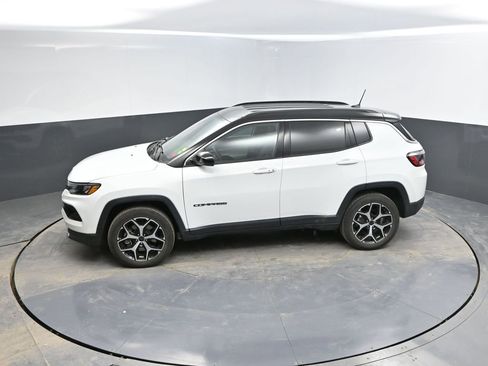 Used 2025 Jeep Compass Limited image 14