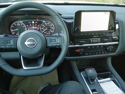 New 2025 Nissan Pathfinder SL w/ Black Appearance Package image 13