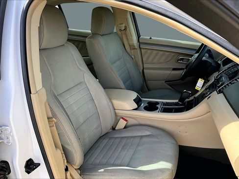 Used 2015 Ford Taurus SE image 7