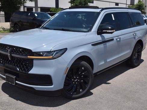New 2026 Lincoln Navigator Reserve w/ Jet Appearance Package AWD/4WD image 12
