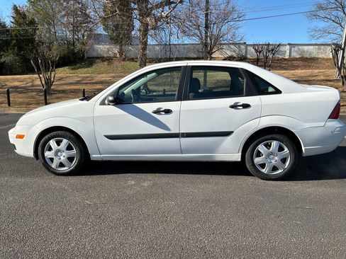 Used 2005 Ford Focus ZX4 Sedan image 9