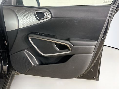 Used 2025 Kia Soul LX w/ LX Technology Package FWD image 30