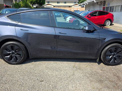 Used 2024 Tesla Model Y Long Range AWD/4WD image 4