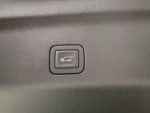 Used 2025 Chevrolet Suburban RST image 30