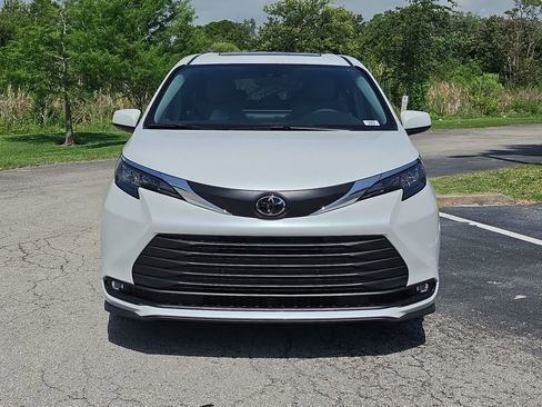 New 2026 Toyota Sienna XLE FWD image 2
