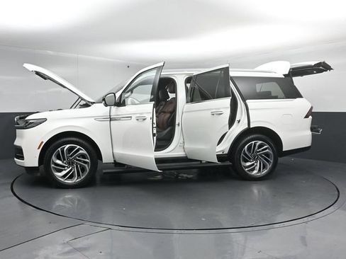 Certified 2025 Lincoln Navigator Reserve AWD/4WD image 58