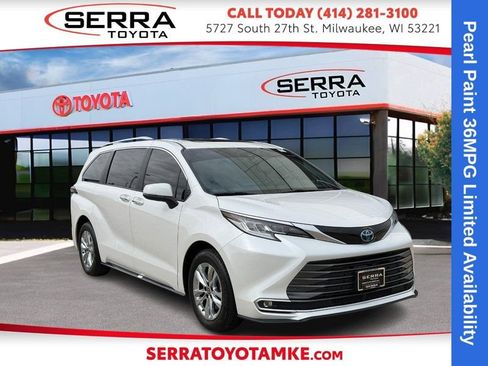 Used 2025 Toyota Sienna Limited FWD image 1
