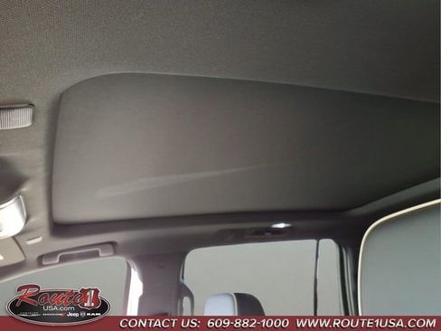 Used 2023 GMC Yukon XL SLT w/ SLT Premium Package image 40