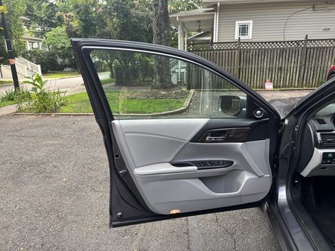 Used 2017 Honda Accord Touring image 10