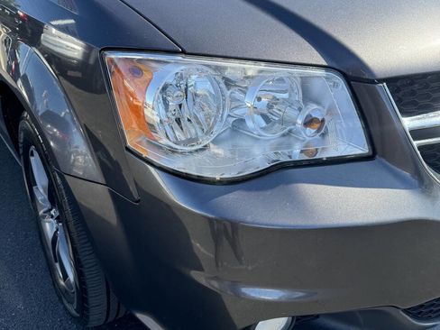 Used 2017 Dodge Grand Caravan SXT image 11