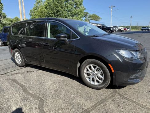 Used 2024 Chrysler Voyager LX FWD image 5