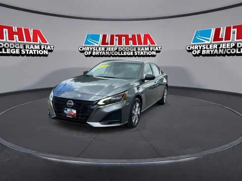 Used 2024 Nissan Altima 2.5 S FWD image 3