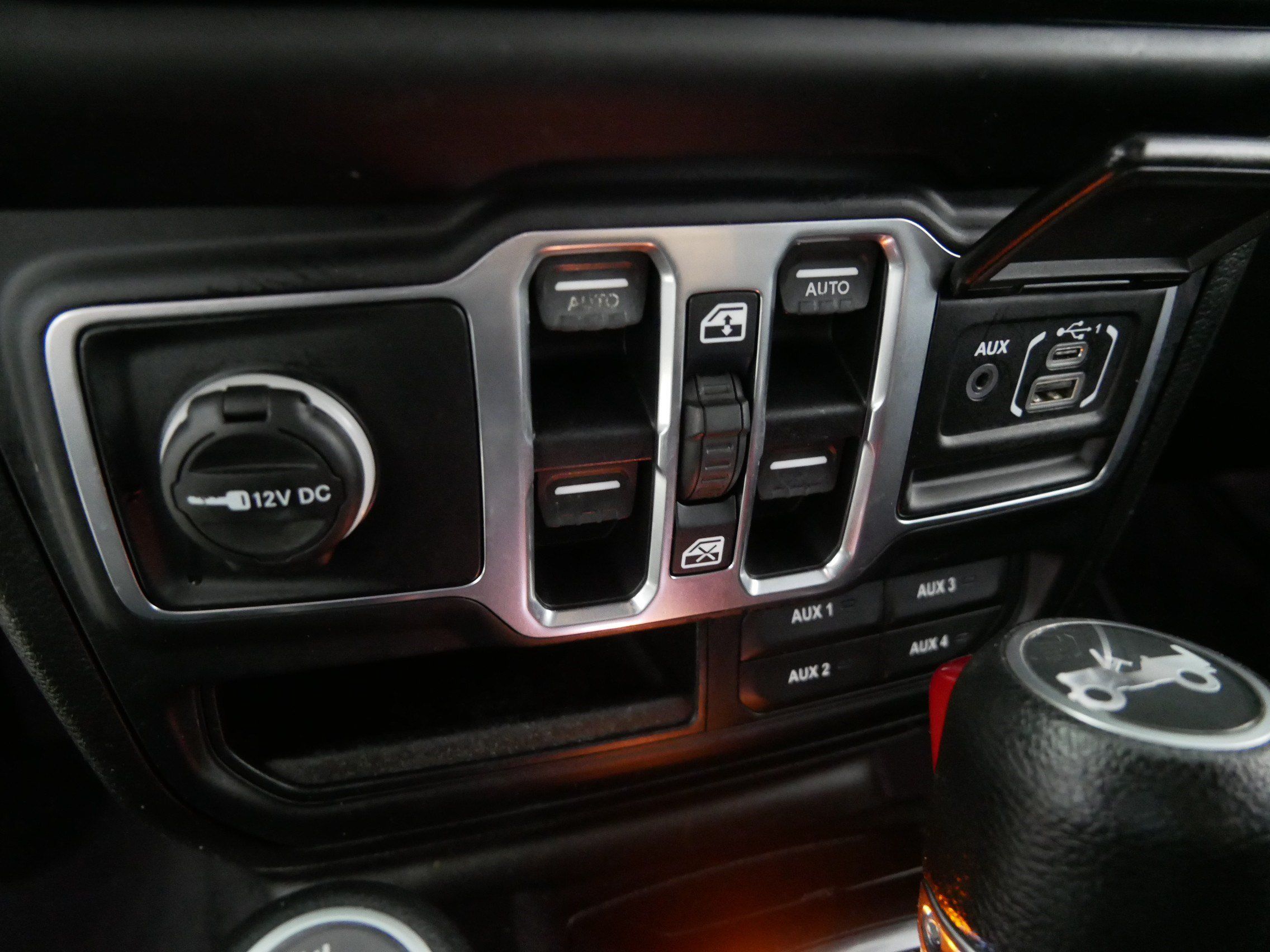 Used 2018 Jeep Wrangler Unlimited Sahara AWD/4WD image 29