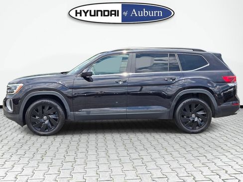 Used 2024 Volkswagen Atlas SE w/ Panoramic Sunroof Package FWD image 10