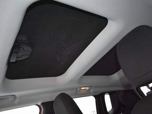 Used 2016 Jeep Renegade 75th Anniversary image 31