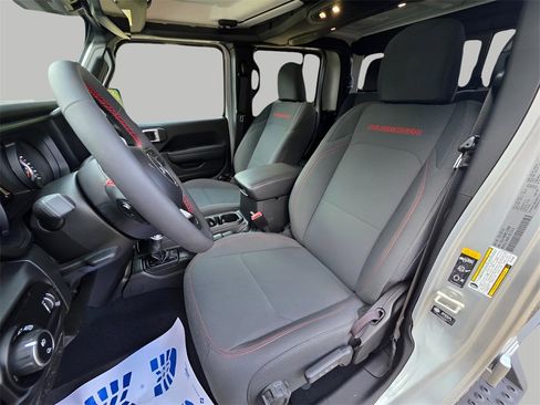 Used 2024 Jeep Gladiator Rubicon w/ Technology Group image 19